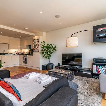Bright & Spacious Battersea Flat Лондон Экстерьер фото